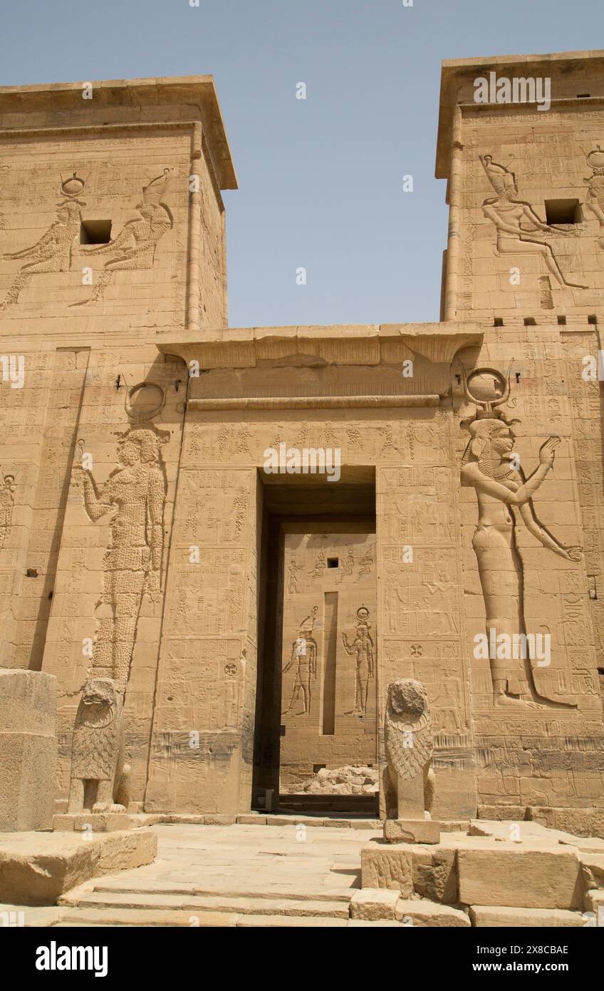 Rilievi raffiguranti la dea Hathor, secondo pilone, il Tempio di Iside, isola di Philae, Aswan, Egitto Foto Stock