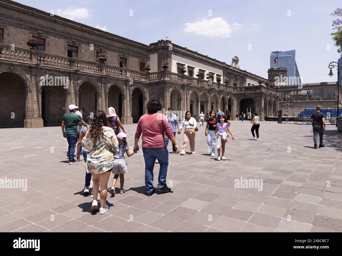 I visitatori fuori dal Castello e Museo Chapultepec, edificio del XVIII secolo-XIX secolo, città del Messico, Messico; viaggio in Messico Foto Stock