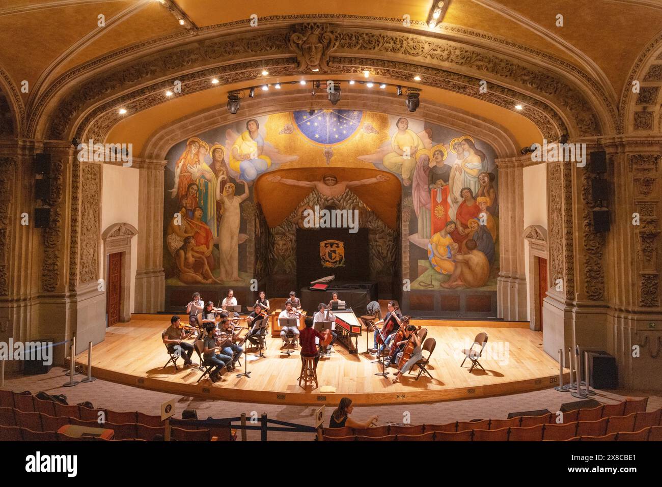 Orchestra che suona; l'anfiteatro Simon Bolivar; murale "The Creation" sul muro; (Diego Rivera 1922); arte e cultura del Messico, città del Messico, Messico. Foto Stock