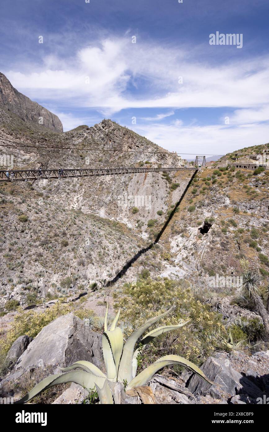 Il ponte Ojuela, il ponte sospeso Ojuela o il ponte Mapimi terminarono nel 1898 per accedere alla miniera di Ojuela dall'insediamento minerario; Ojuela, Mapimi, Messico Foto Stock