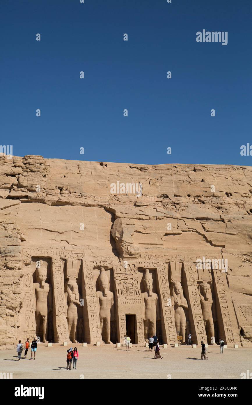 Tourist godendo il Sito, Hathor Tempio della Regina Nefertari, Abu Simbel Egitto Foto Stock