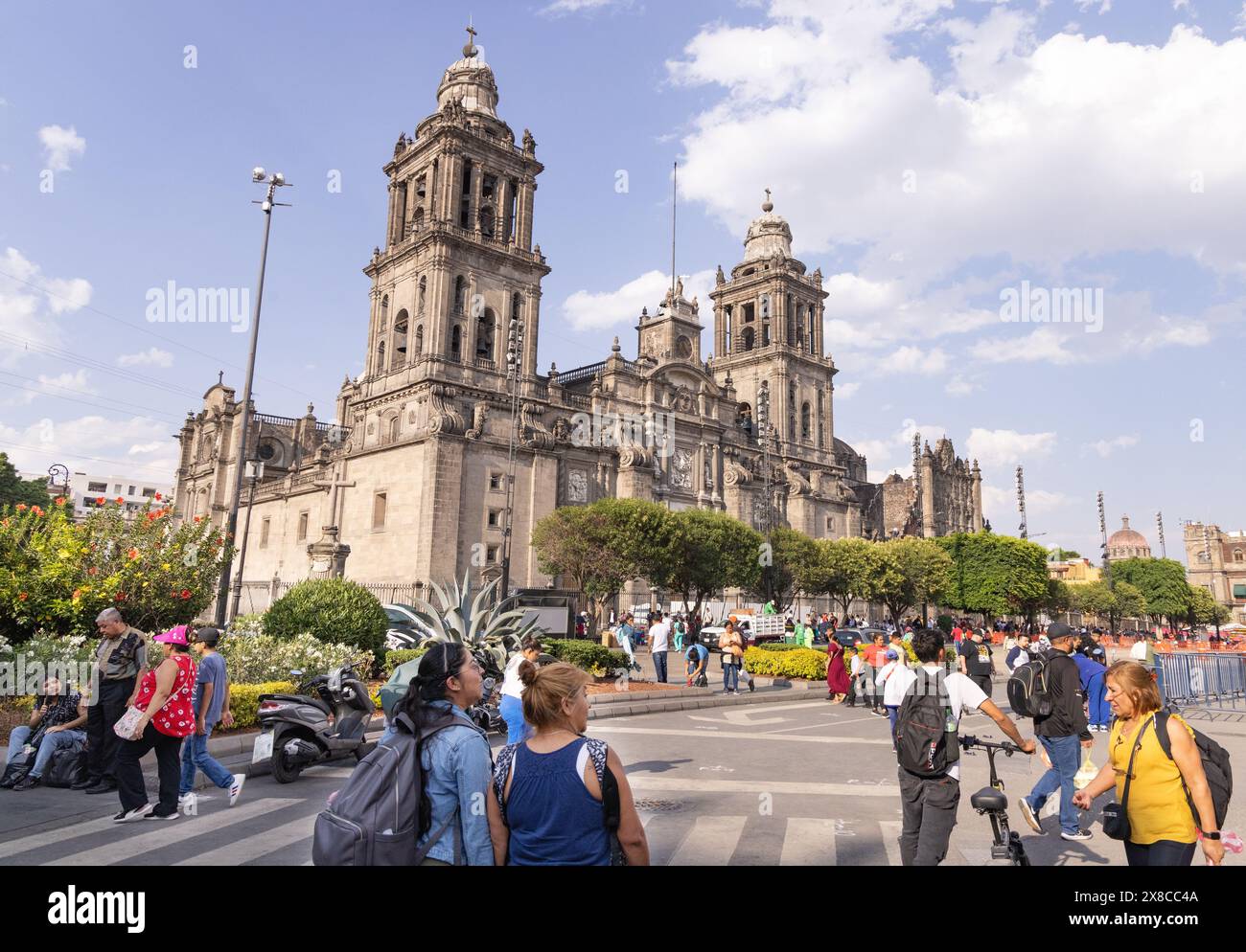 Gente del posto e turisti sulla strada fuori dalla facciata della Cattedrale di città del Messico, città del Messico, Messico. Viaggi a città del Messico. Foto Stock