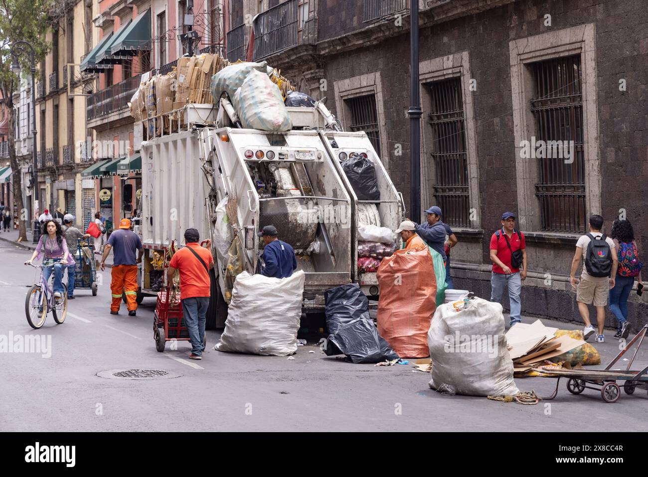 Città del Messico camion per la raccolta dei rifiuti e raccoglitori di rifiuti che lavorano; , città del Messico Messico Messico. I servizi pubblici raccolgono rifiuti Foto Stock