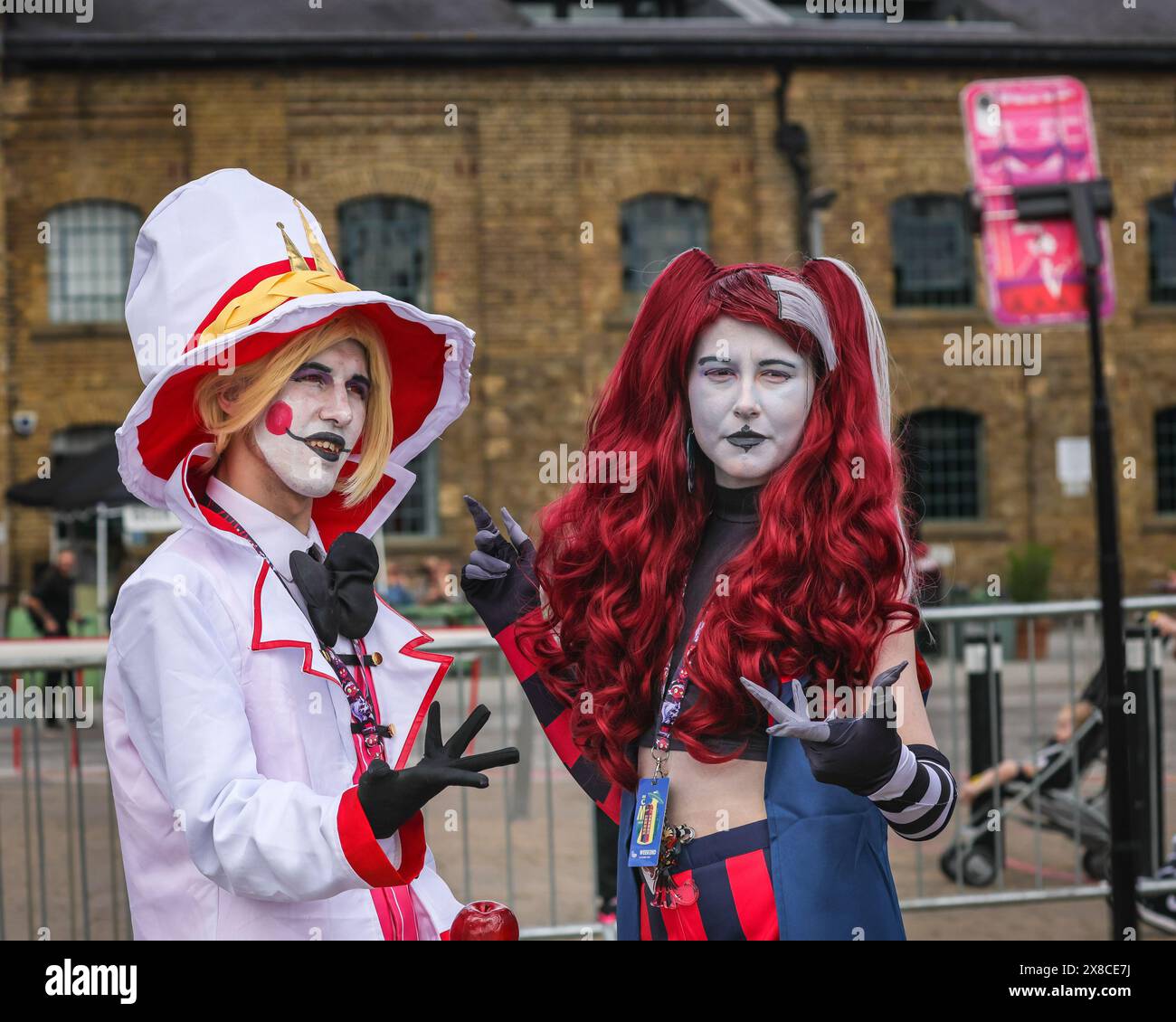 Londra, Regno Unito. 24 maggio 2024. Due influencer posano per il loro video tiktok sul telefono cellulare. MCM Comic con torna all'Excel di Londra questo fine settimana. Cosplayer, fan di anime, fumetti, giochi e film si riuniscono per questo grande evento di tre giorni dal 24-26 maggio. Crediti: Imageplotter/Alamy Live News Foto Stock