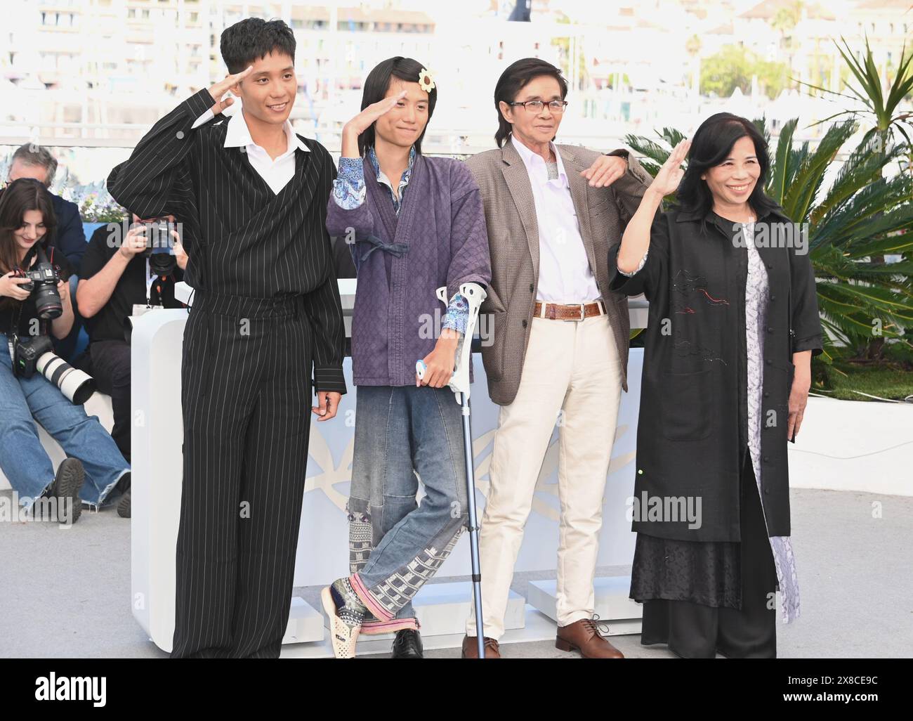 Dao Duy Bao Dinh, Minh Quy Truong, Pham Thanh hai, le Viet Tung, Nguyen Thi Nga Fotocall del film 'Viet and Nam' 77° Festival di Cannes 22 maggio 2024 crediti: Jacky Godard/Photo12 Foto Stock