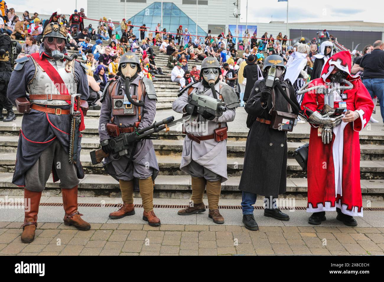 Londra, Regno Unito. 24 maggio 2024. Partecipanti agli outfit del gioco di battaglia "Warhammer". MCM Comic con torna all'Excel di Londra questo fine settimana. Cosplayer, fan di anime, fumetti, giochi e film si riuniscono per questo grande evento di tre giorni dal 24-26 maggio. Crediti: Imageplotter/Alamy Live News Foto Stock