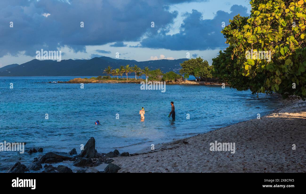 St. Thomas, Isole Vergini americane - 14 settembre 2016: Una giovane coppia interrazziale si prepara a fare snorkeling a Smith Bay. Foto Stock