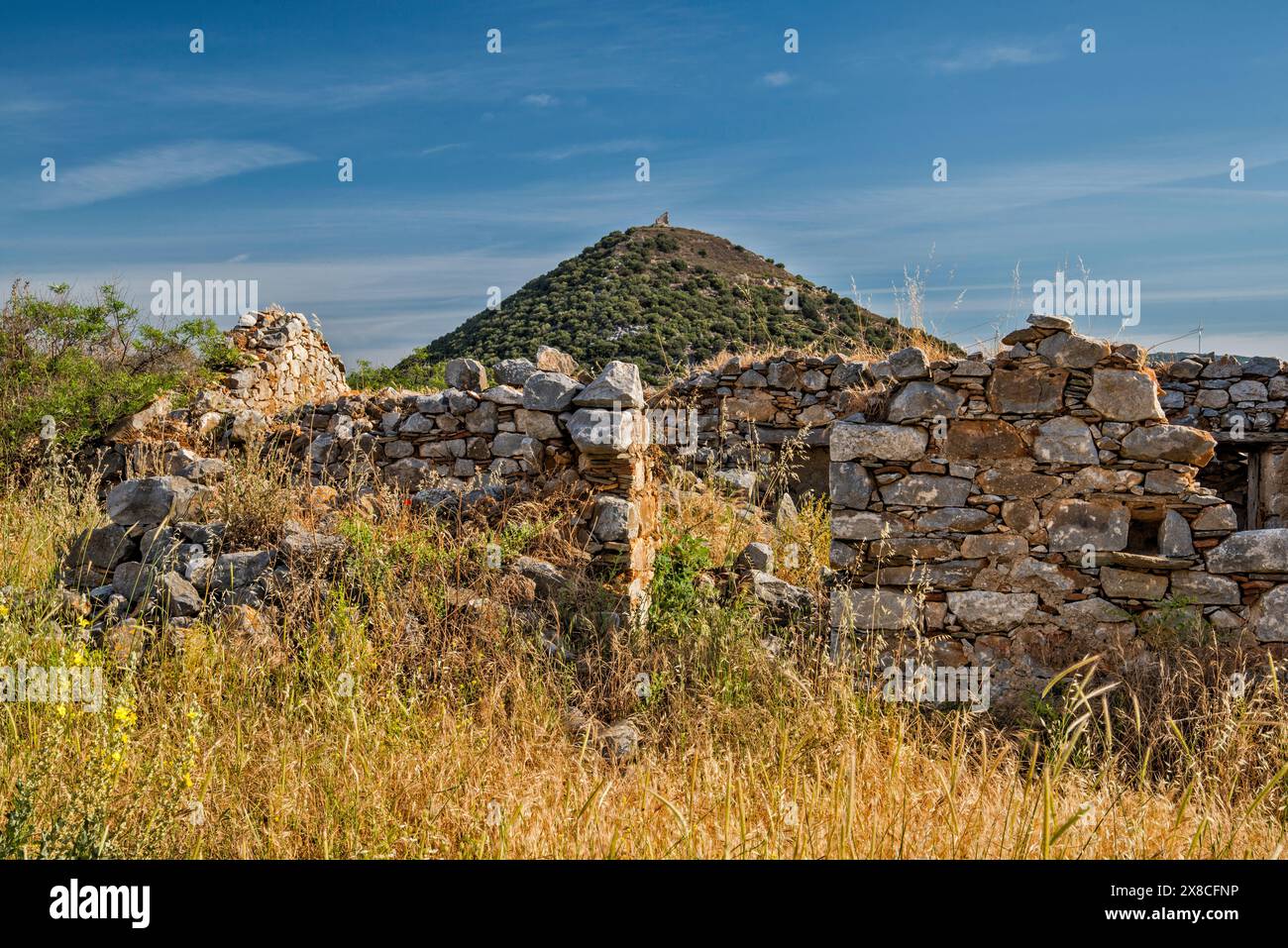 Rovine medievali della fattoria Kontostavlos, vicino al lago Dystos e resti di una piccola fortezza veneziana sulla collina con rovine dell'antica Dystos, l'isola di Evia, Grecia Foto Stock