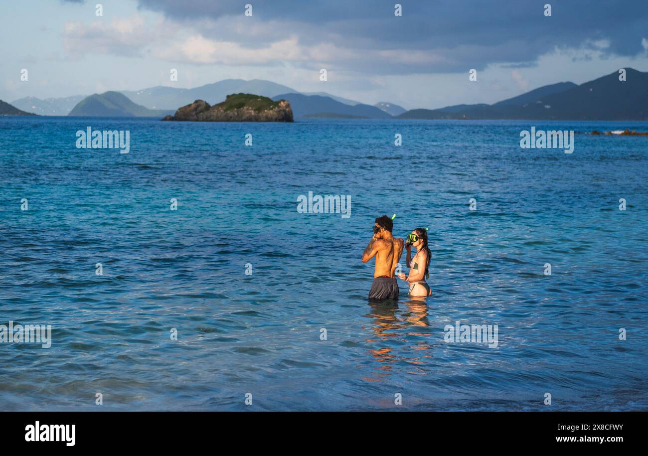 St. Thomas, Isole Vergini americane - 14 settembre 2016: Una giovane coppia interrazziale si prepara a fare snorkeling a Smith Bay. Foto Stock