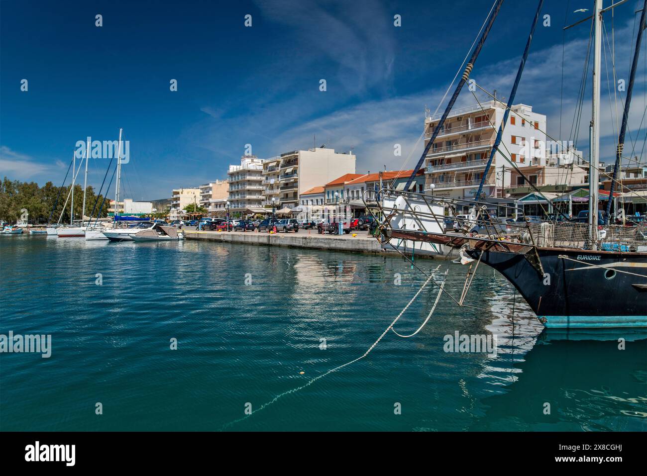 Barche ormeggiate al porto turistico nella città di Karystos, isola di Evia, regione della Grecia centrale, Grecia Foto Stock