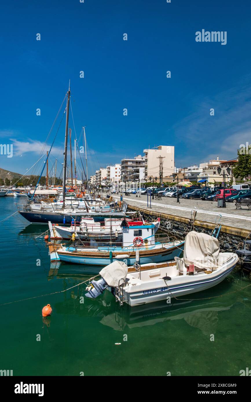 Barche ormeggiate al porto turistico nella città di Karystos, isola di Evia, regione della Grecia centrale, Grecia Foto Stock