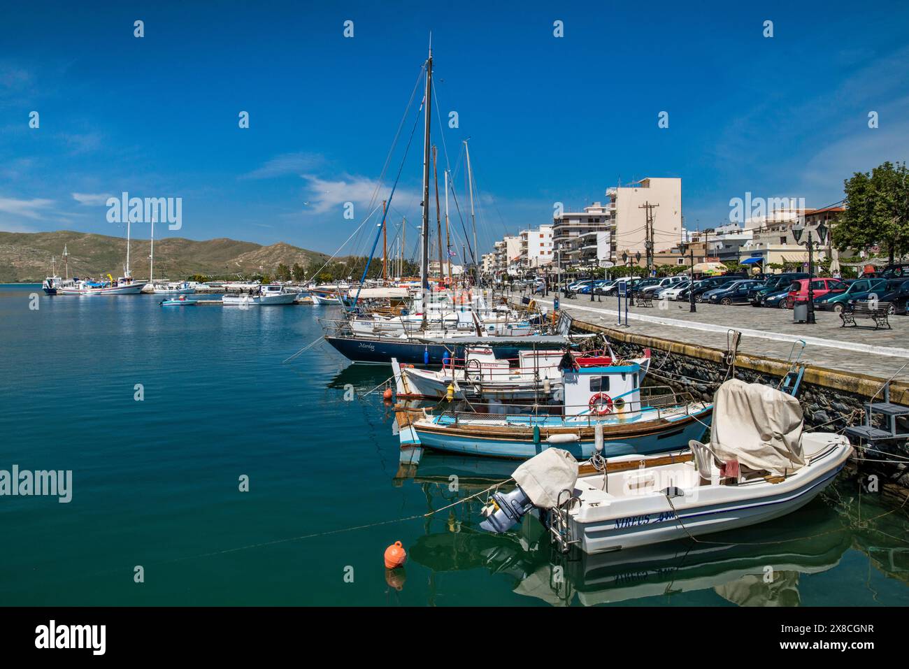 Barche ormeggiate al porto turistico nella città di Karystos, isola di Evia, regione della Grecia centrale, Grecia Foto Stock