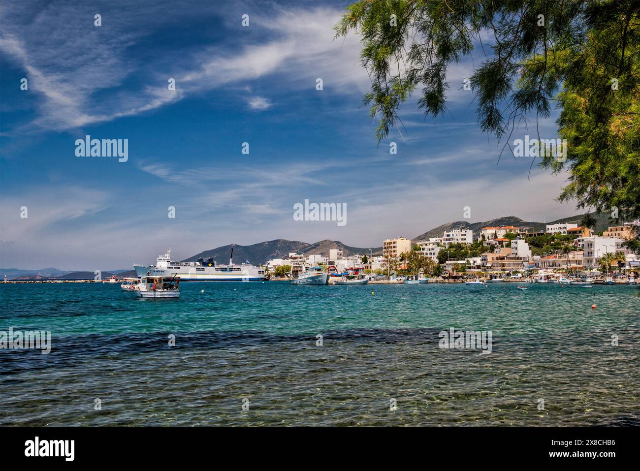 Traghetto Evia Star, battelli al porto nel villaggio sul mare di Marmari, isola di Evia, regione della Grecia centrale, Grecia Foto Stock