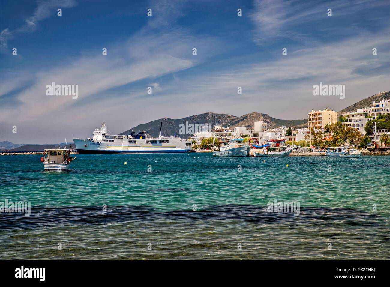 Traghetto Evia Star, battelli al porto nel villaggio sul mare di Marmari, isola di Evia, regione della Grecia centrale, Grecia Foto Stock