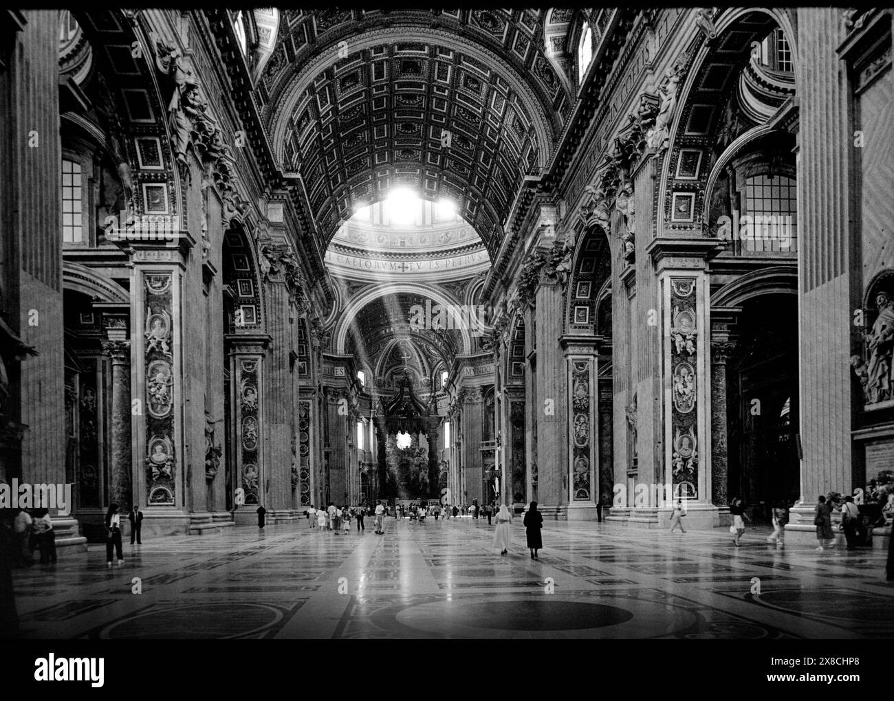 Interno della Basilica di San Pietro, città del Vaticano, Roma Italia 1990 la Basilica Papale di San Pietro in Vaticano (in italiano: Basilica Papale di San Pietro in Vaticano), o semplicemente la Basilica di San Pietro (in latino: Basilica Sancti Petri), è una chiesa dell'alto Rinascimento italiano situata nella città del Vaticano, un microstato indipendente enclavaved all'interno della città di Roma. Fu inizialmente progettata nel XV secolo da Papa Nicola V e poi da Papa Giulio II per sostituire l'antica basilica di San Pietro, che fu costruita nel IV secolo dall'imperatore romano Costantino il grande. Costruzione del pr Foto Stock
