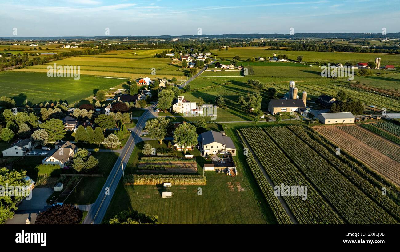 Vista aerea della comunità rurale con case, giardini e terreni agricoli Foto Stock