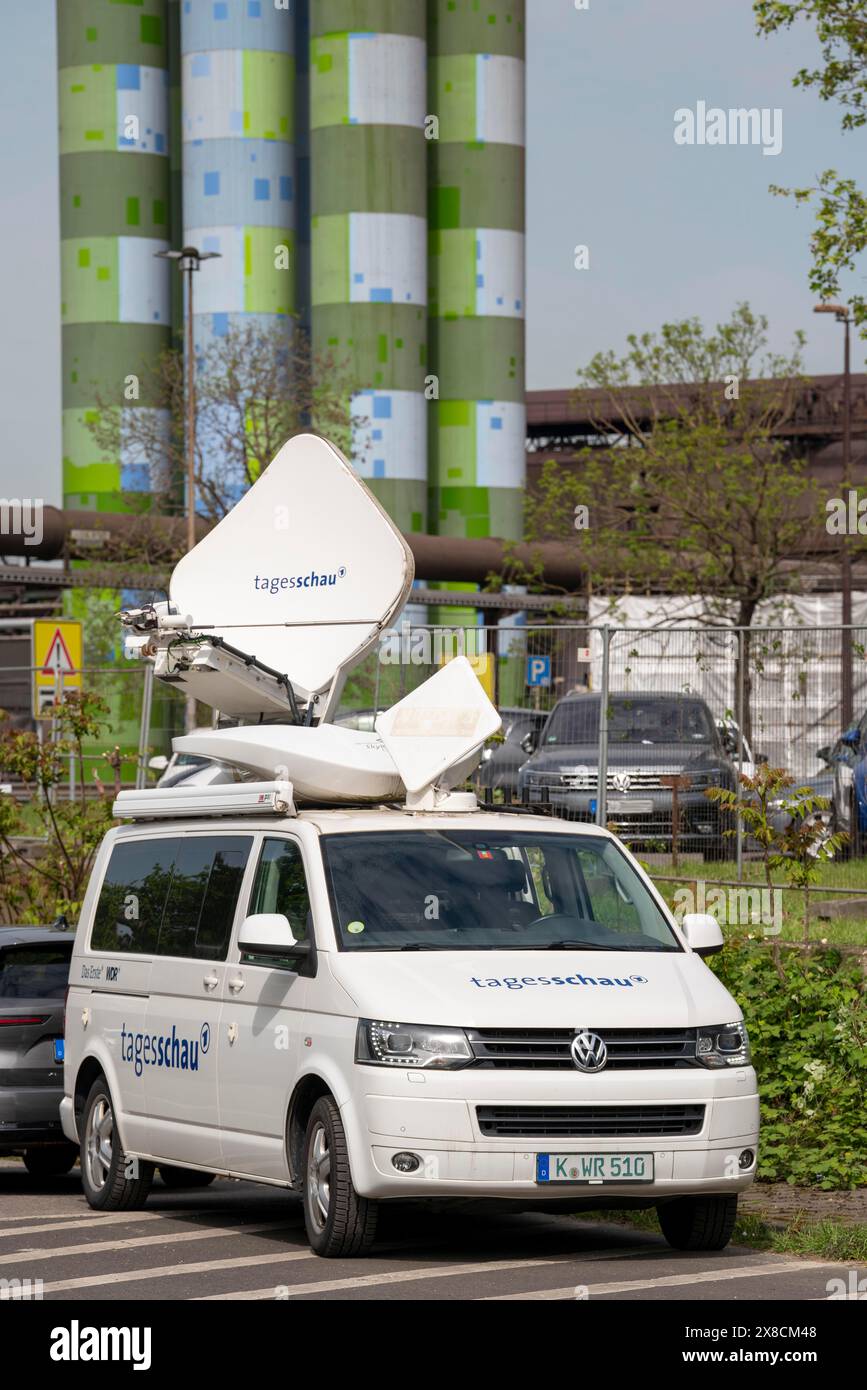 Veicolo di trasmissione televisiva per WDR, ARD, Das Erste, con antenna satellitare per trasmissioni televisive in diretta, a Duisburg, NRW, Germania Foto Stock