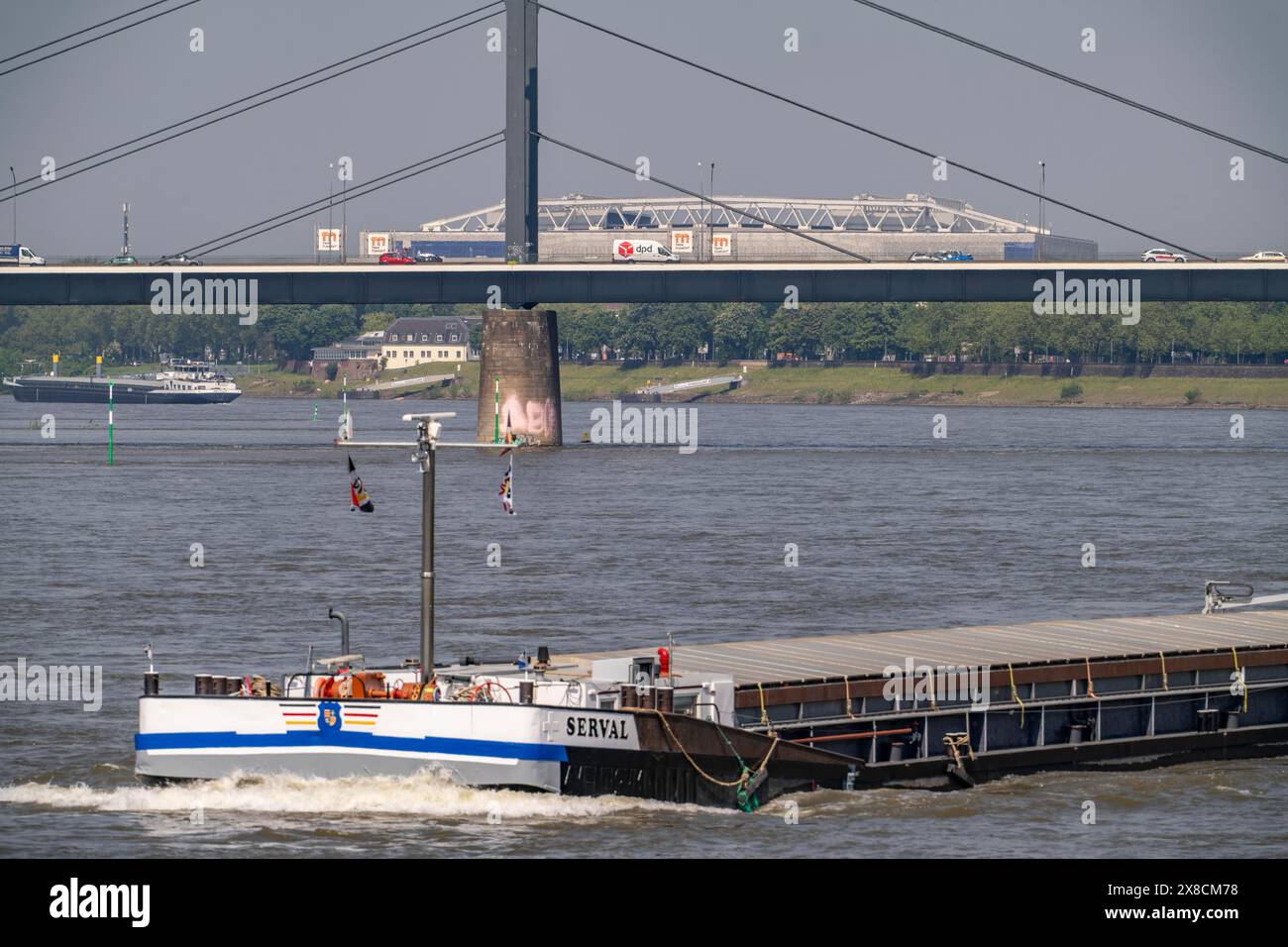 Il Reno vicino a Düsseldorf, nave mercantile, ponte Theodor-Heuss, sullo sfondo la Merkur Spiel Arena, stadio di calcio, NRW, Germania, Foto Stock