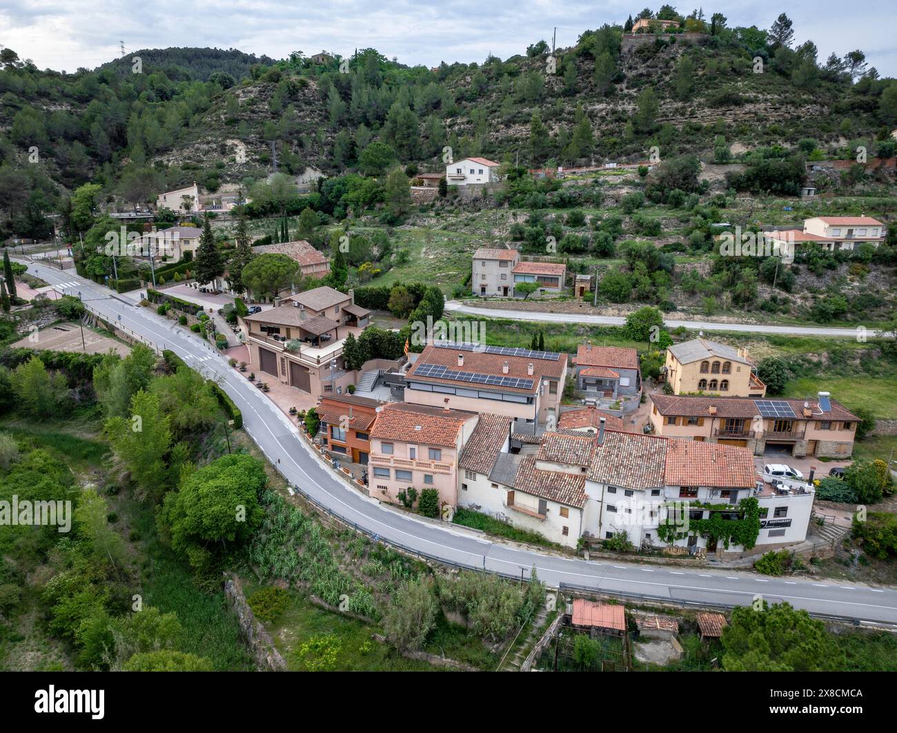 Vista aerea del villaggio di Marganell in un pomeriggio primaverile (Bages, Barcellona, Catalogna, Spagna). Es: Vista aérea del pueblo de Marganell, Cataluña Foto Stock