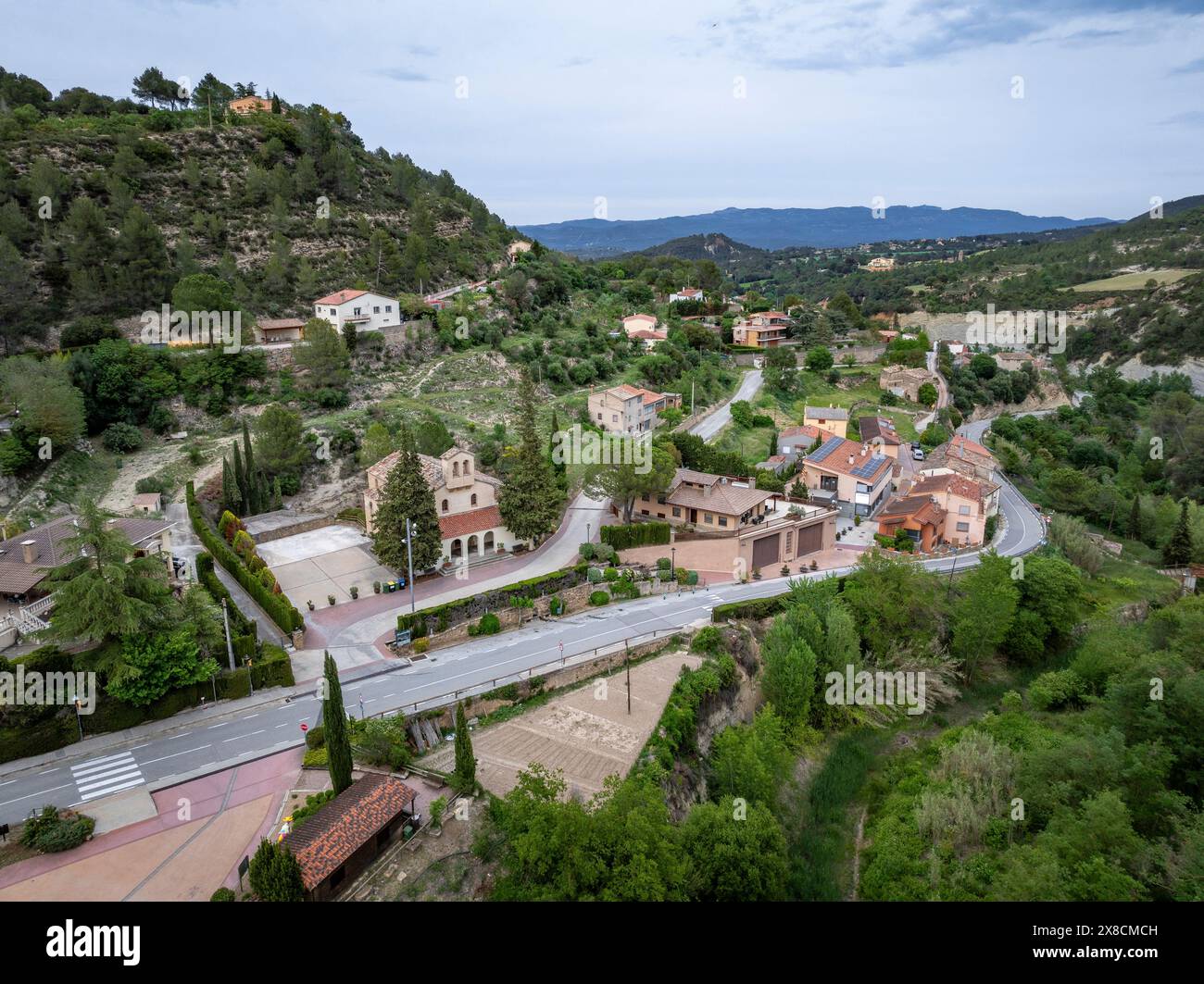 Vista aerea del villaggio di Marganell in un pomeriggio primaverile (Bages, Barcellona, Catalogna, Spagna). Es: Vista aérea del pueblo de Marganell, Cataluña Foto Stock
