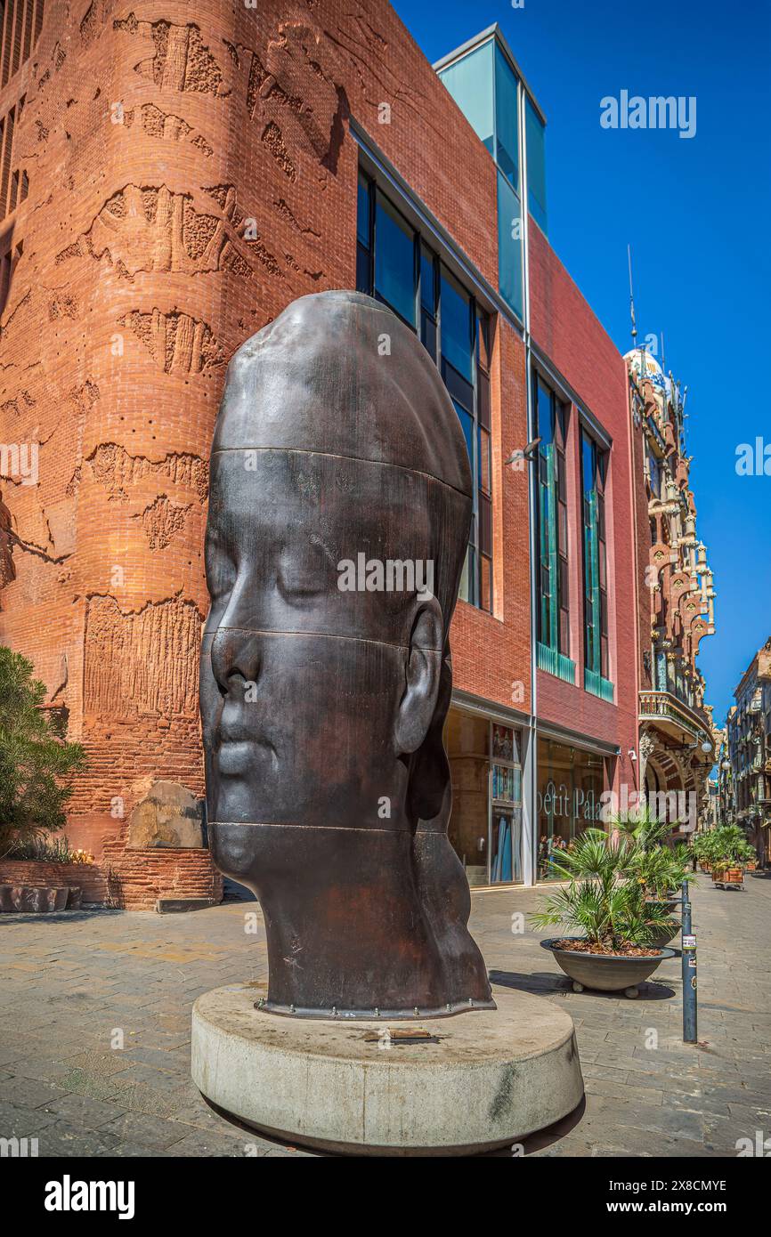 BARCELLONA, CATALOGNA, SPAGNA - 14 APRILE 2024: Scultura pubblica figurativa Carmela dello scultore Jaume Plensa, situata nella Plaza de Lluís Millet Foto Stock