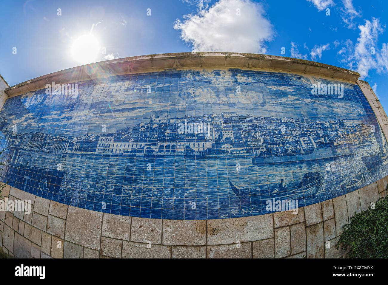 LISBONA, PORTOGALLO-APR. 8,2024: Mirador de Santa Lucia, quartiere di Alfama. Piastrelle pannello di Azulejos raffigurante un disegno della Prace do Comércio come era nel 1718 Foto Stock