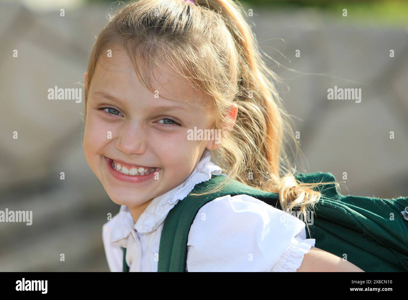 ritratto di allegra studentessa elementare all'aperto Foto Stock