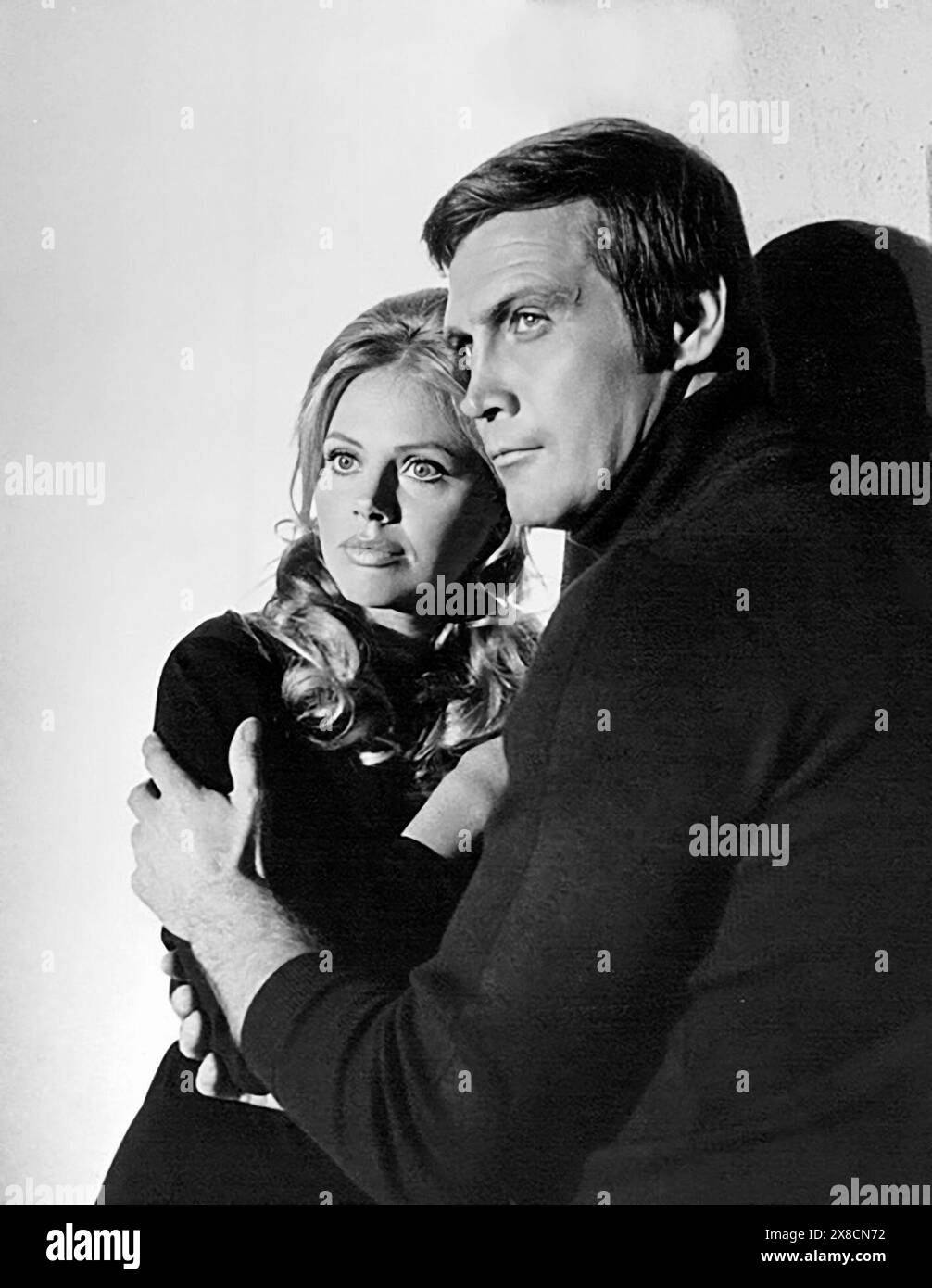 Lee Majors e Britt Ekland, pubblicità ancora dal Six Million Dollar Man, 1973 Foto Stock