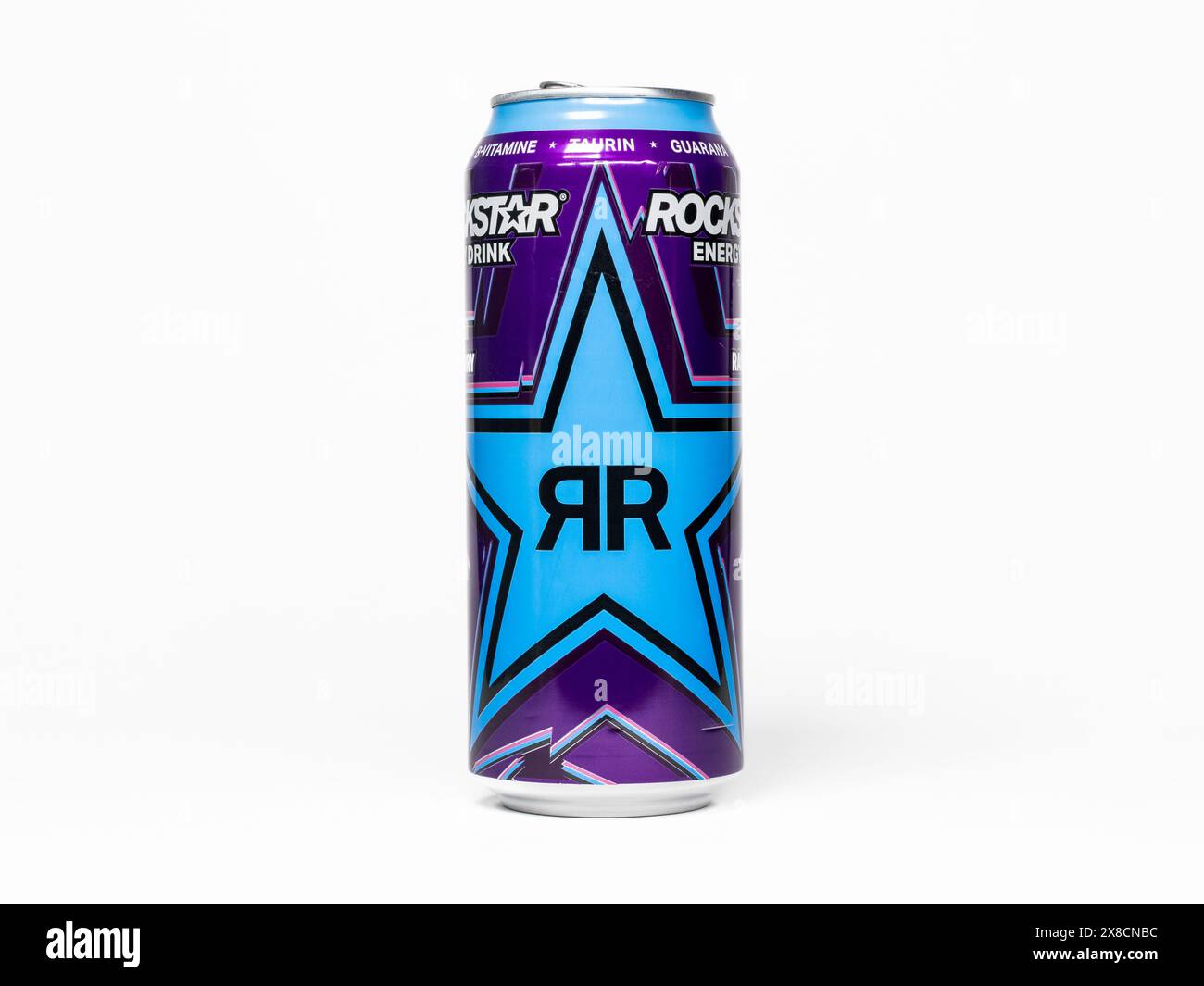 Rockstar Energy drink Sour Raspberry Flavour Beverage. La lattina viola e blu fa parte della linea di prodotti PERFORATI. La bevanda ha un sapore molto fruttato. Foto Stock