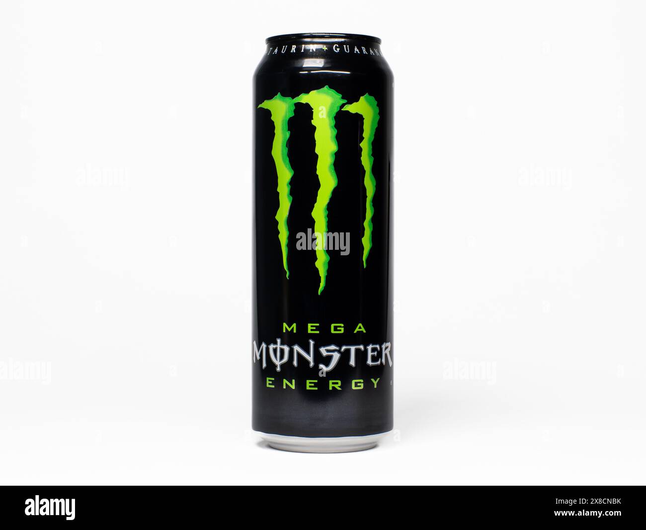 Mega Monster Energy drink con il sapore originale nella lattina per bevande grandi. La dimensione della lattina nera è 553 ml. È più alta della versione normale. Foto Stock