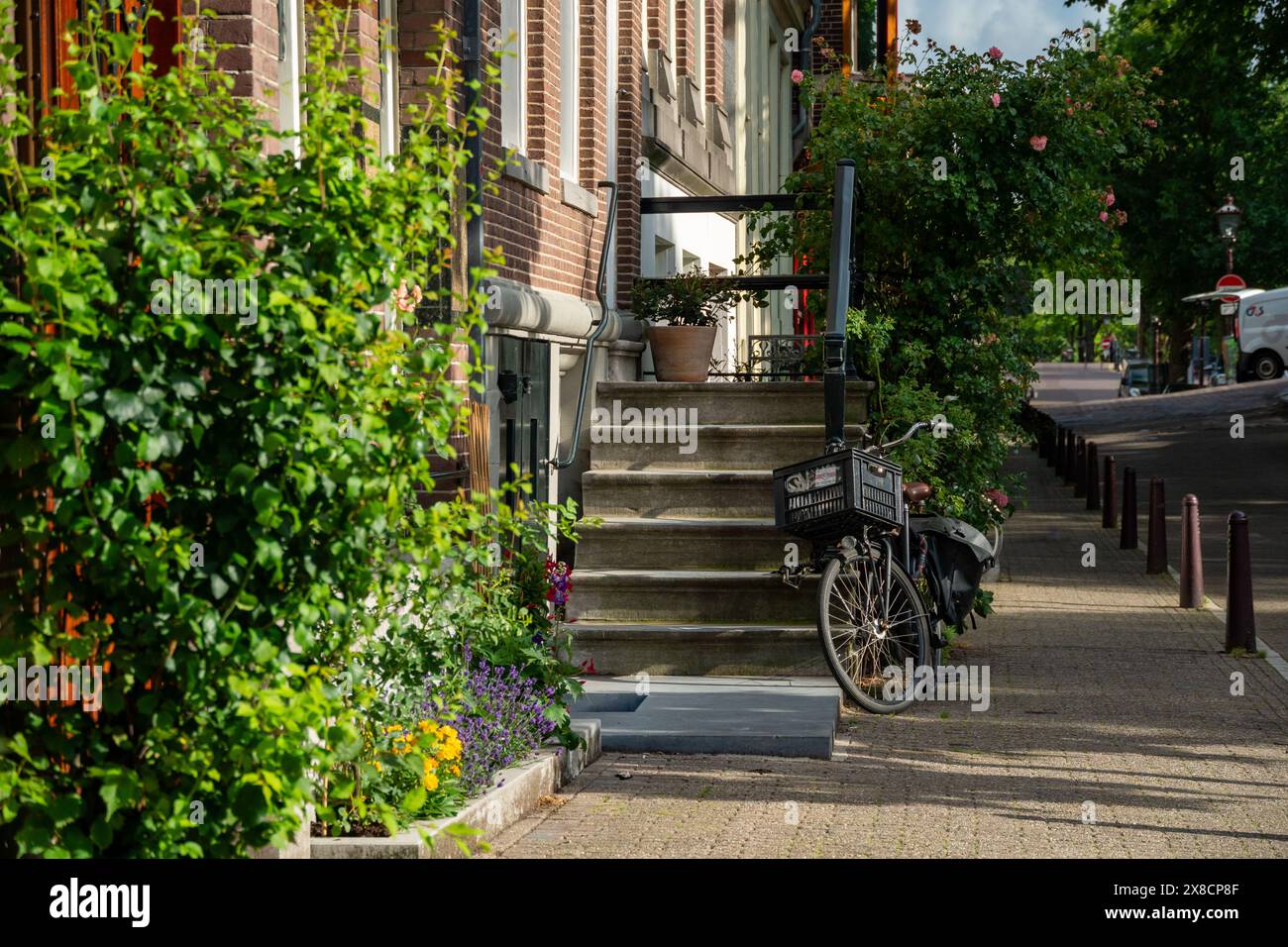 Una bicicletta è parcheggiata vicino a un edificio di Amsterdam Foto Stock