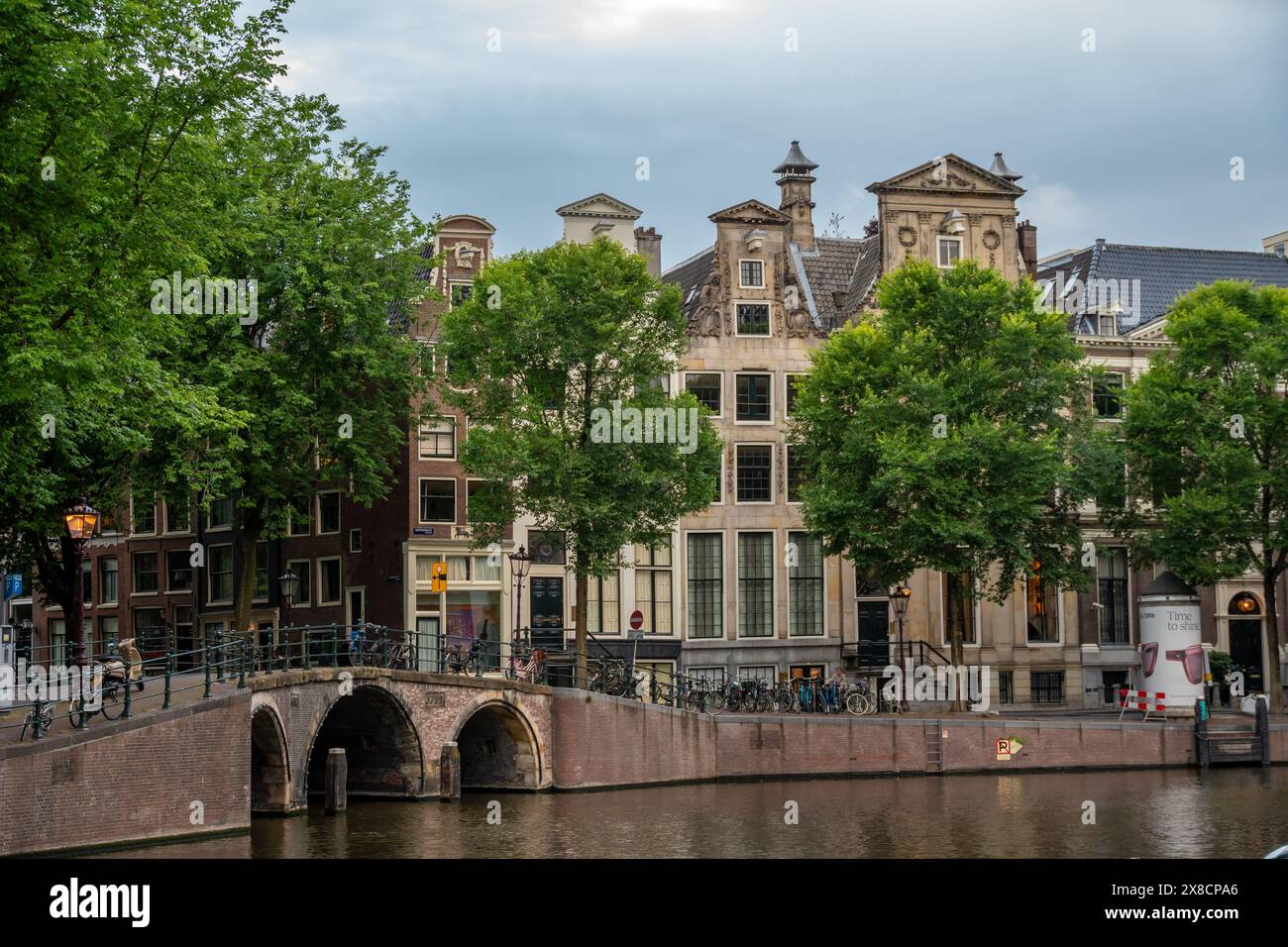 Vista panoramica di un canale di Amsterdam con case storiche e architettura olandese Foto Stock