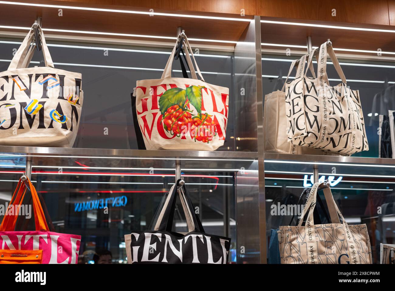 Borse tote in tela per gentildonne in un negozio il 19 aprile 2024 a Bangkok, Thailandia. Foto Stock