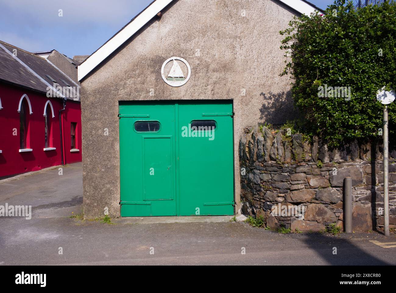 Porte verdi del garage a Ferry Street, Portaferry, Irlanda del Nord Foto Stock