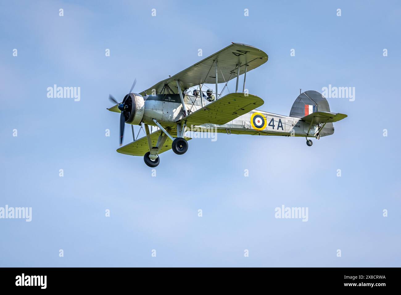 1934 Fairey Swordfish W5856, in volo al Best of British Airshow tenutosi a Shuttleworth il 12 maggio 2024. Foto Stock