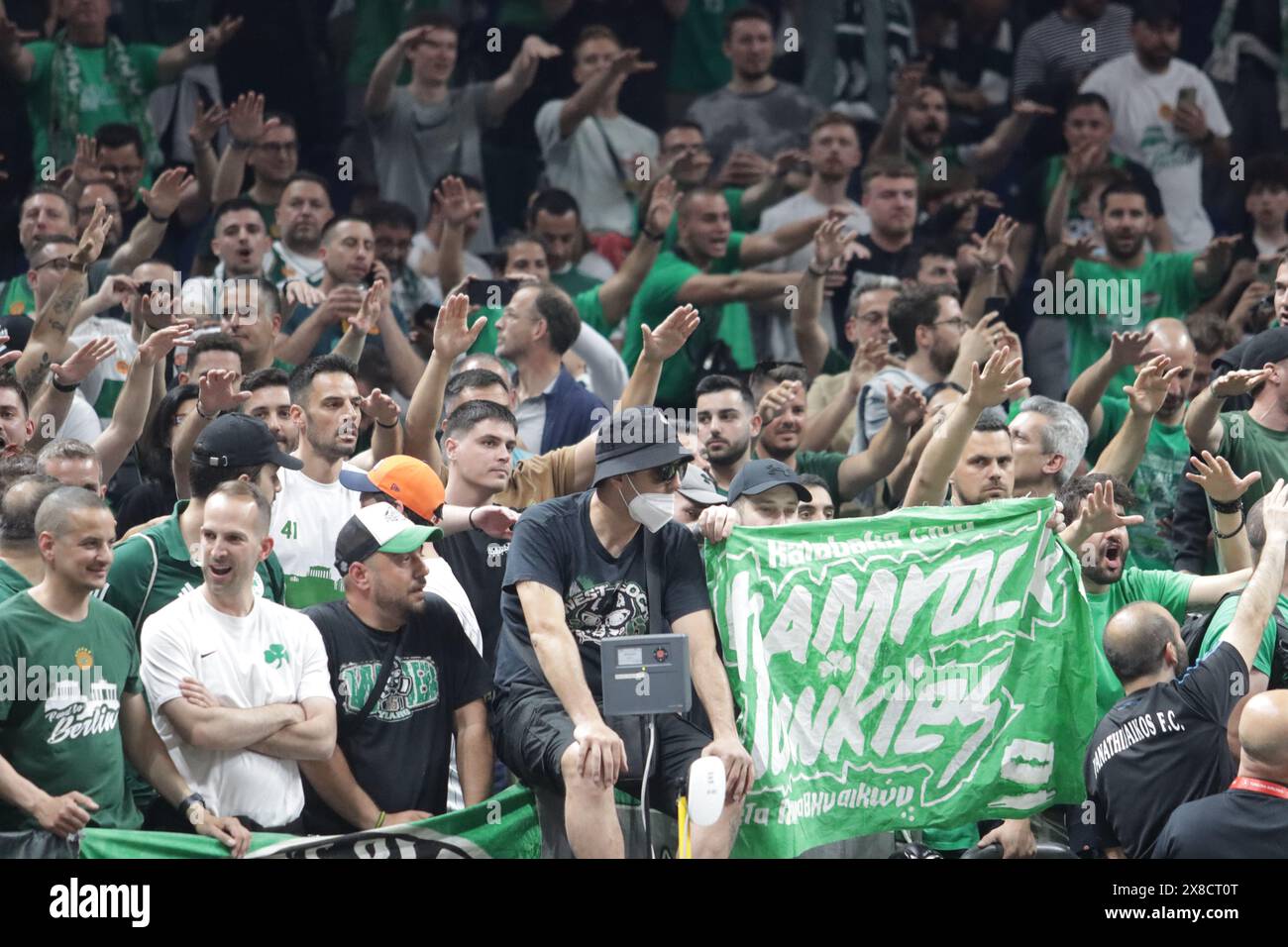 Berlino, Germania, 24 maggio, 2024. Panathinaikos BC Aktor tifosi durante il match tra Panathinaikos e Fenerbahce. Turkish Airlines Euroliga Final Four Berlin 2024. Crediti: Fabideciria/Alamy Live News Foto Stock