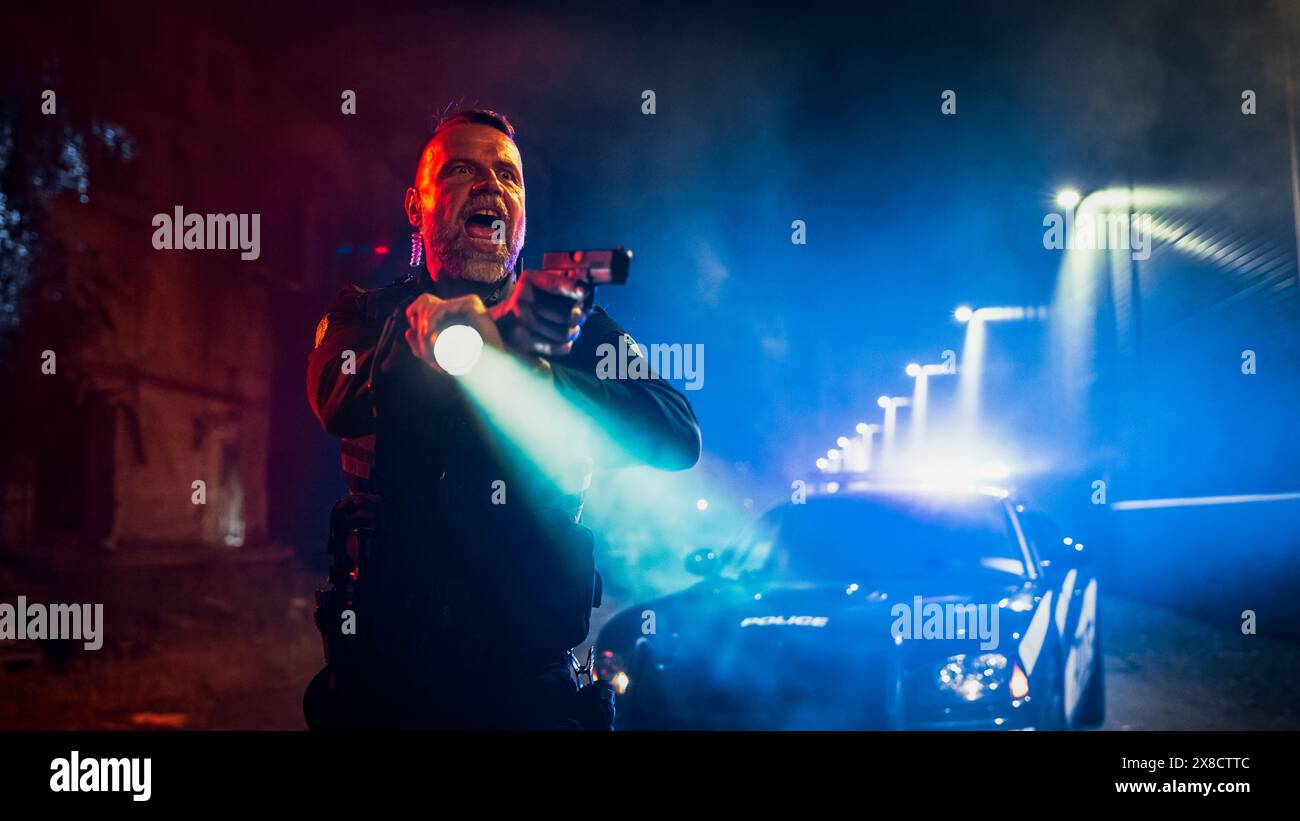 Ritratto dell'ufficiale di polizia professionista sblocca la pistola e inizia a puntarla a Criminal, Orders to Stop Resisting Arrest. Andate a terra. Mani dietro le spalle. Ripresa cinematografica drammatica Foto Stock