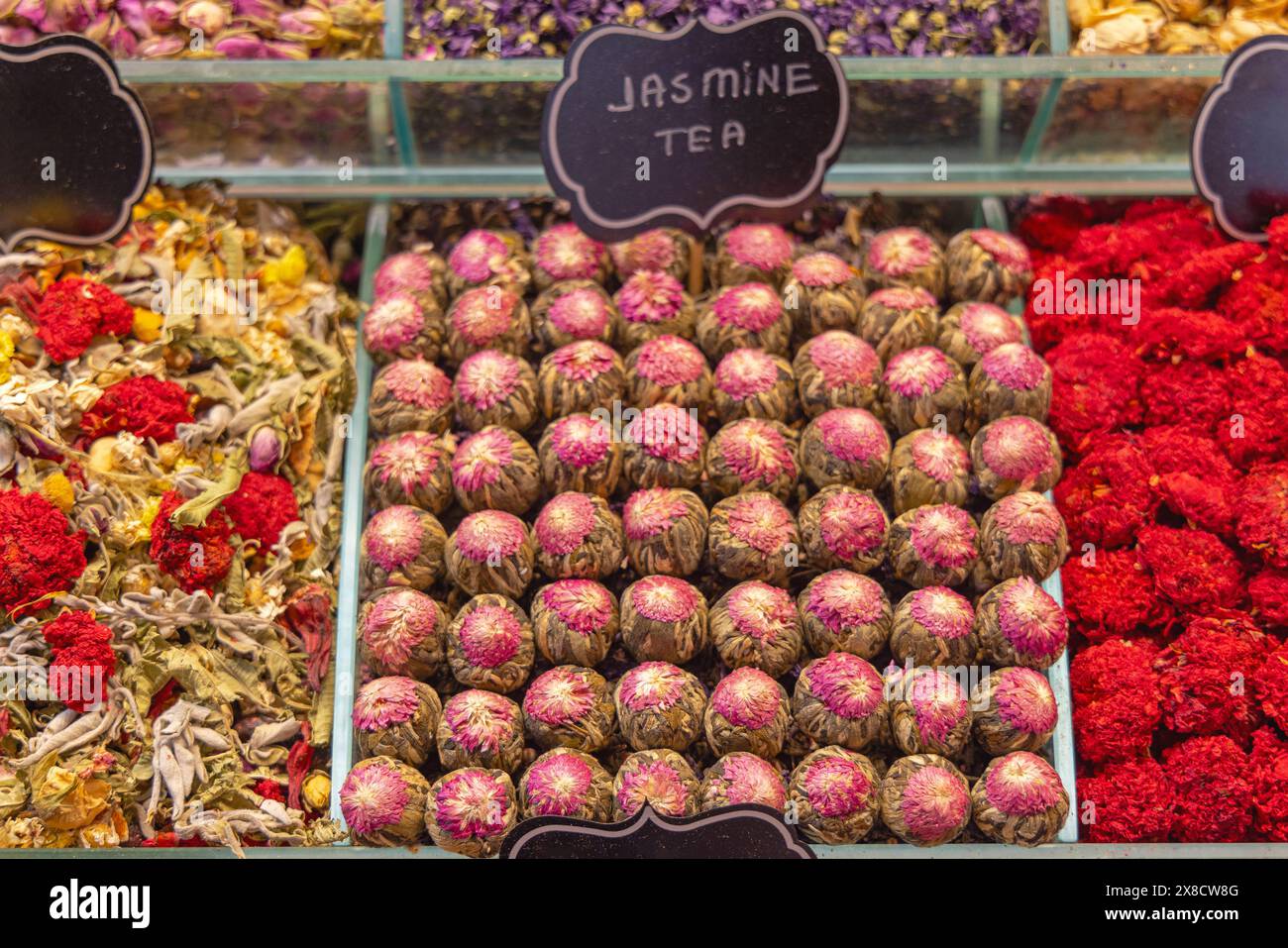 Palle di tè essiccate al Jasmine Tree al mercato delle spezie di tacchino Foto Stock
