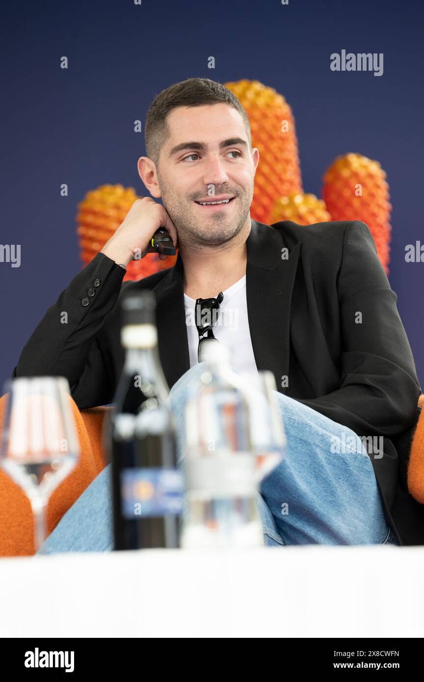 Dogliani, Italia, 24 maggio 2024. L'attore, presentatore televisivo, scrittore e commentatore italiano Tommaso Zorzi sul palco durante la tredicesima edizione del Dogliani Festival della TV. Crediti: Luca Prestia / Alamy Live News Foto Stock