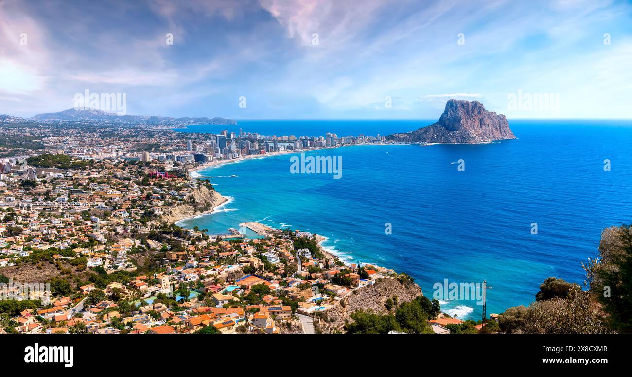 Vista aerea di Calpe e del parco naturale di Penyal d'IFAC, Costa Blanca, Spagna Foto Stock