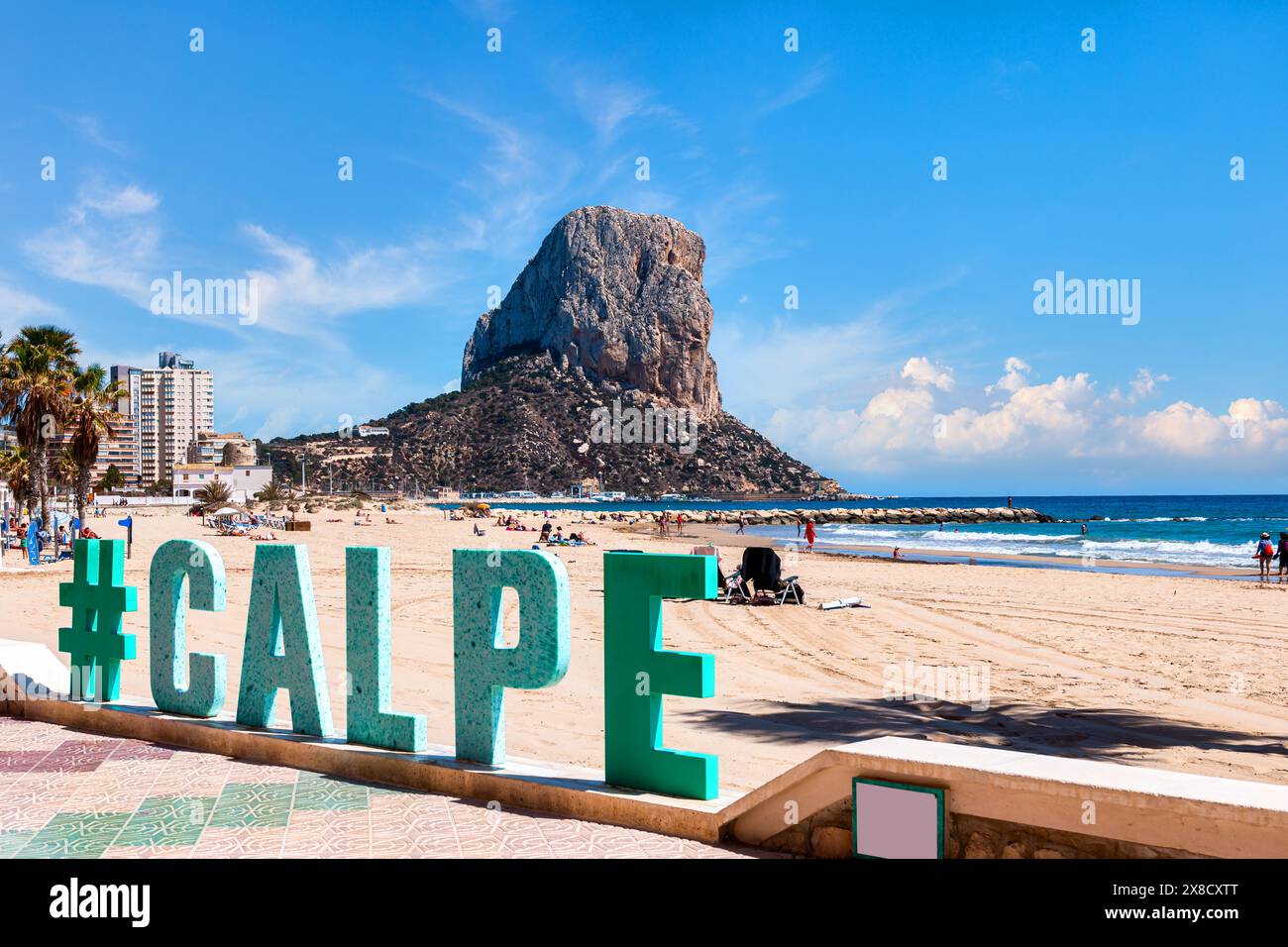 Calpe con scritta, spiaggia, passeggiata e la roccia Penon de Ifach a Calp sullo sfondo, Provincia di Alicante, Comunità Valenciana, Spagna Foto Stock