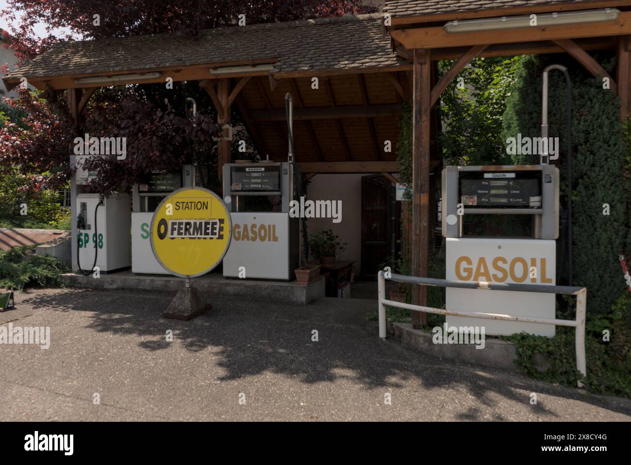 Stazione di servizio chiusa, benzina e diesel esauriti Foto Stock