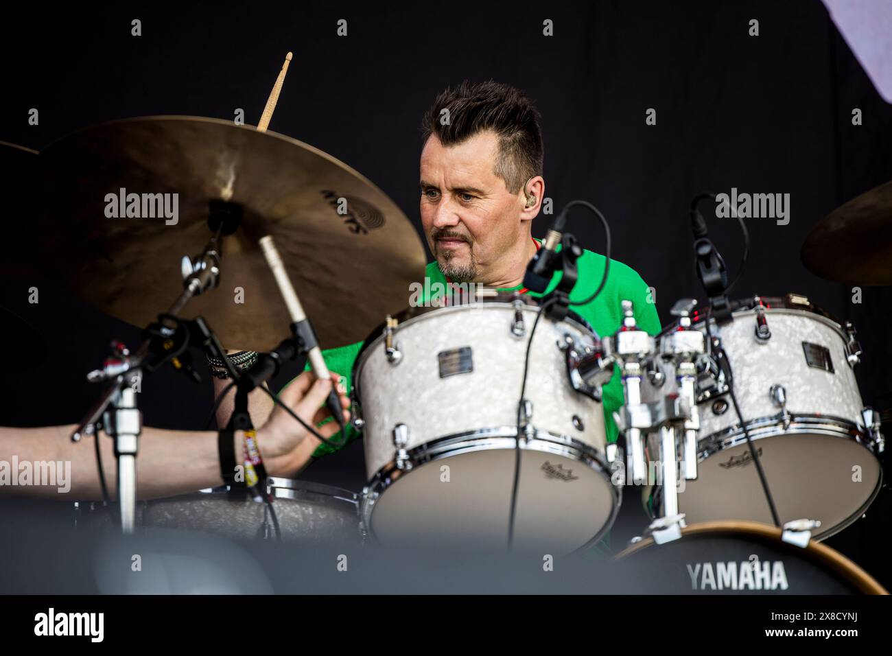 Jelling, Danimarca. 24 maggio 2024. La rock band scozzese Travis esegue un concerto dal vivo durante il festival di musica danese Jelling Festival 2024 a Jelling. Qui il batterista Neil Primrose viene visto dal vivo sul palco. (Photo Credit: Gonzales Photo/Alamy Live News Foto Stock