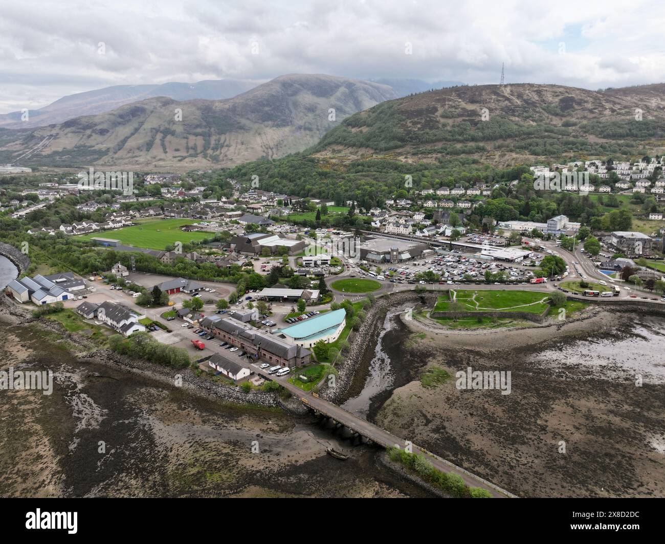 Vista aerea con drone di Fort William Highland, Scozia Foto Stock