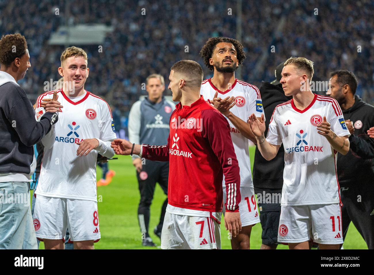 Sport, calcio, campionato tedesco di serie, campionato tedesco di serie B, 2023/2024, partita di retrocessione a partita saison 2024/2025, andata, Vonovia Ruhr Stadium Bochum, VfL Bochum vs. fortuna Duesseldorf 0-3, dopo il fischietto finale i giocatori di Duesseldorf ringraziano i loro tifosi per il supporto, I REGOLAMENTI DFL VIETANO QUALSIASI USO DI FOTOGRAFIE COME SEQUENZE DI IMMAGINI E/O QUASI-VIDEO Foto Stock