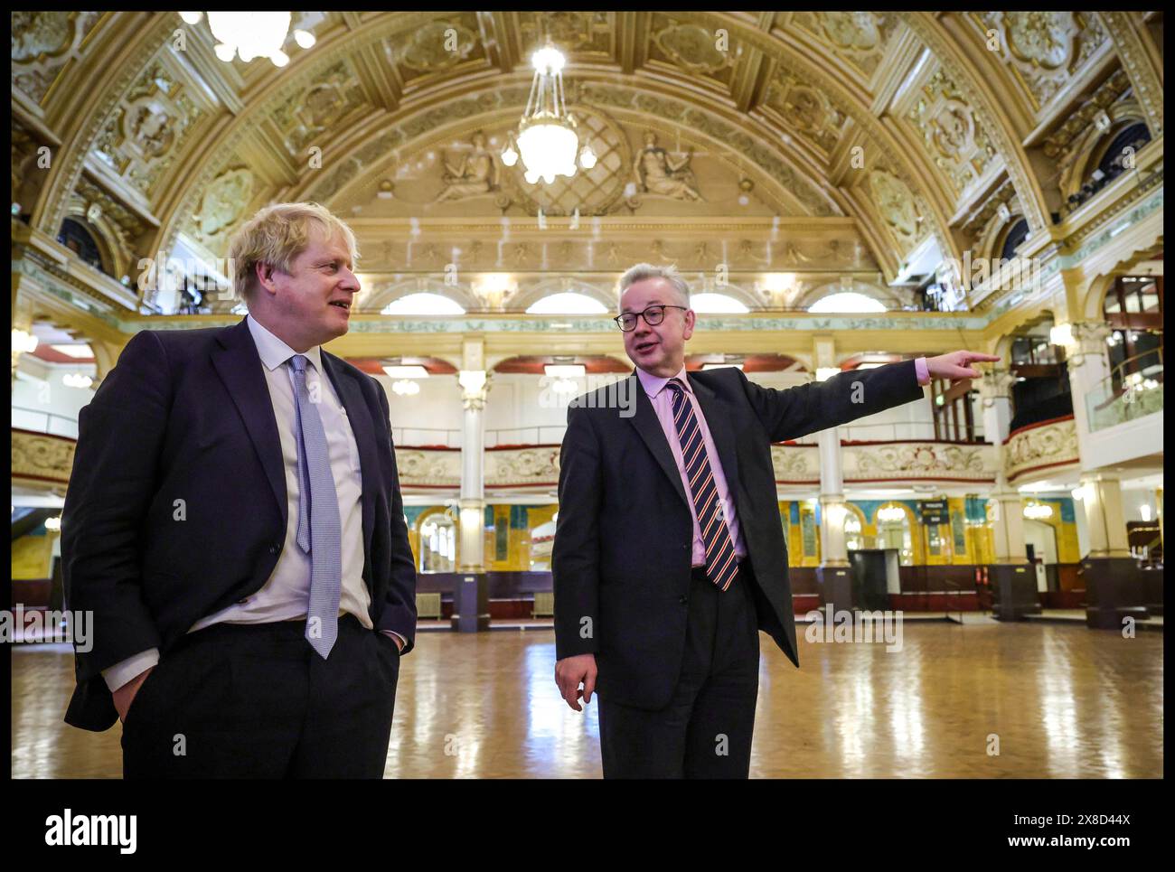 Blackpool, Regno Unito. 3 febbraio 2022. Immagine © concessa in licenza a Parsons Media. 03/02/2022. Blackpool, Regno Unito. Il primo ministro Boris Johnson fa visita a Blackpool. Il primo Ministro Boris Johnson accompagnato dal Segretario di Stato per il livellamento, gli alloggi e le comunità; il Ministro delle relazioni intergovernative Michael Gove si reca a Blackpool e Bolton per celebrare il lancio del Libro bianco Levelling Up. Qui si visita il Winter Gardens Conference Centre. Foto di Credit: andrew parsons/Alamy Live News Foto Stock