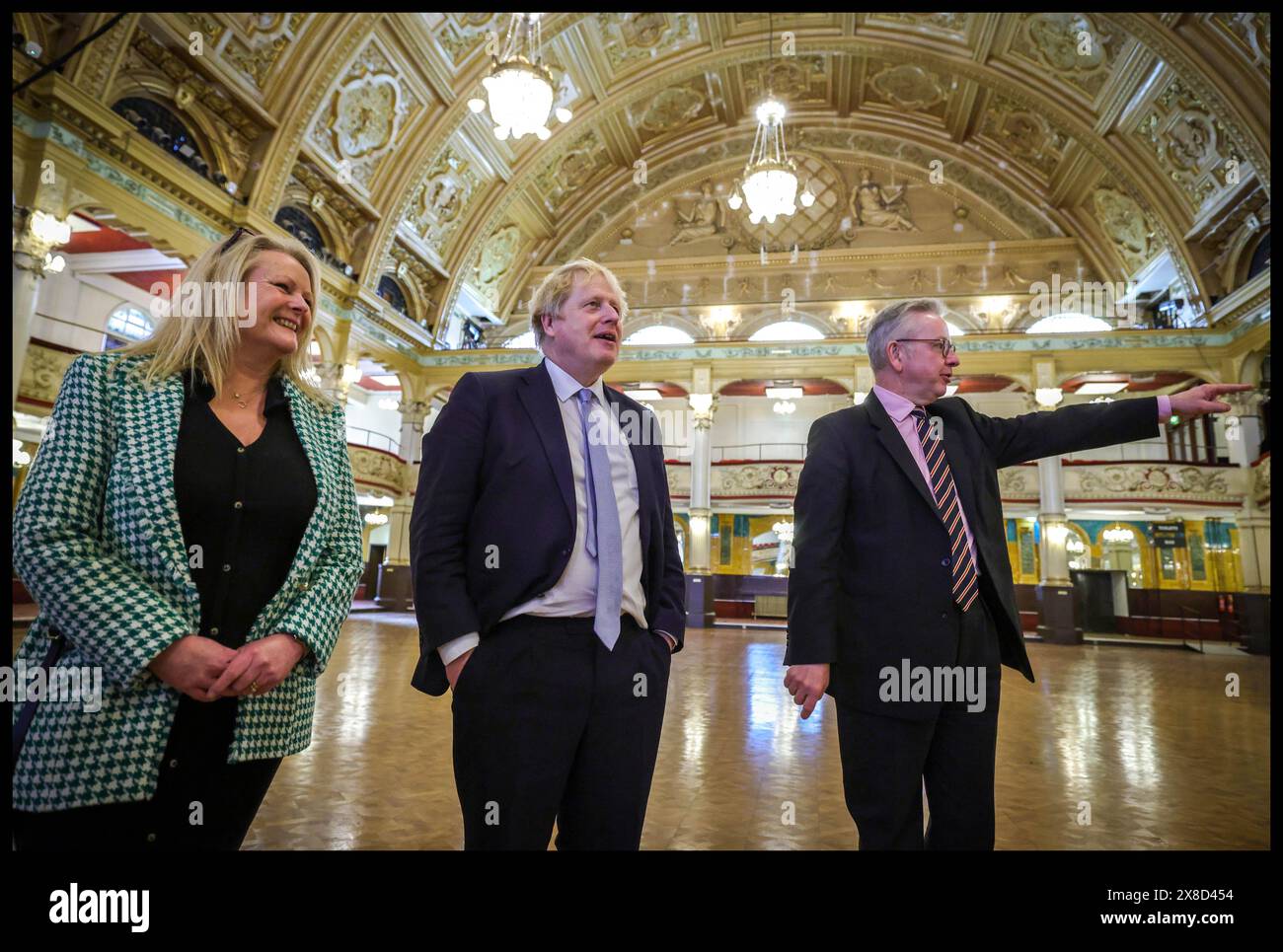 Blackpool, Regno Unito. 3 febbraio 2022. Immagine © concessa in licenza a Parsons Media. 03/02/2022. Blackpool, Regno Unito. Il primo ministro Boris Johnson fa visita a Blackpool. Il primo Ministro Boris Johnson accompagnato dal Segretario di Stato per il livellamento, gli alloggi e le comunità; il Ministro delle relazioni intergovernative Michael Gove si reca a Blackpool e Bolton per celebrare il lancio del Libro bianco Levelling Up. Qui si visita il Winter Gardens Conference Centre. Foto di Credit: andrew parsons/Alamy Live News Foto Stock