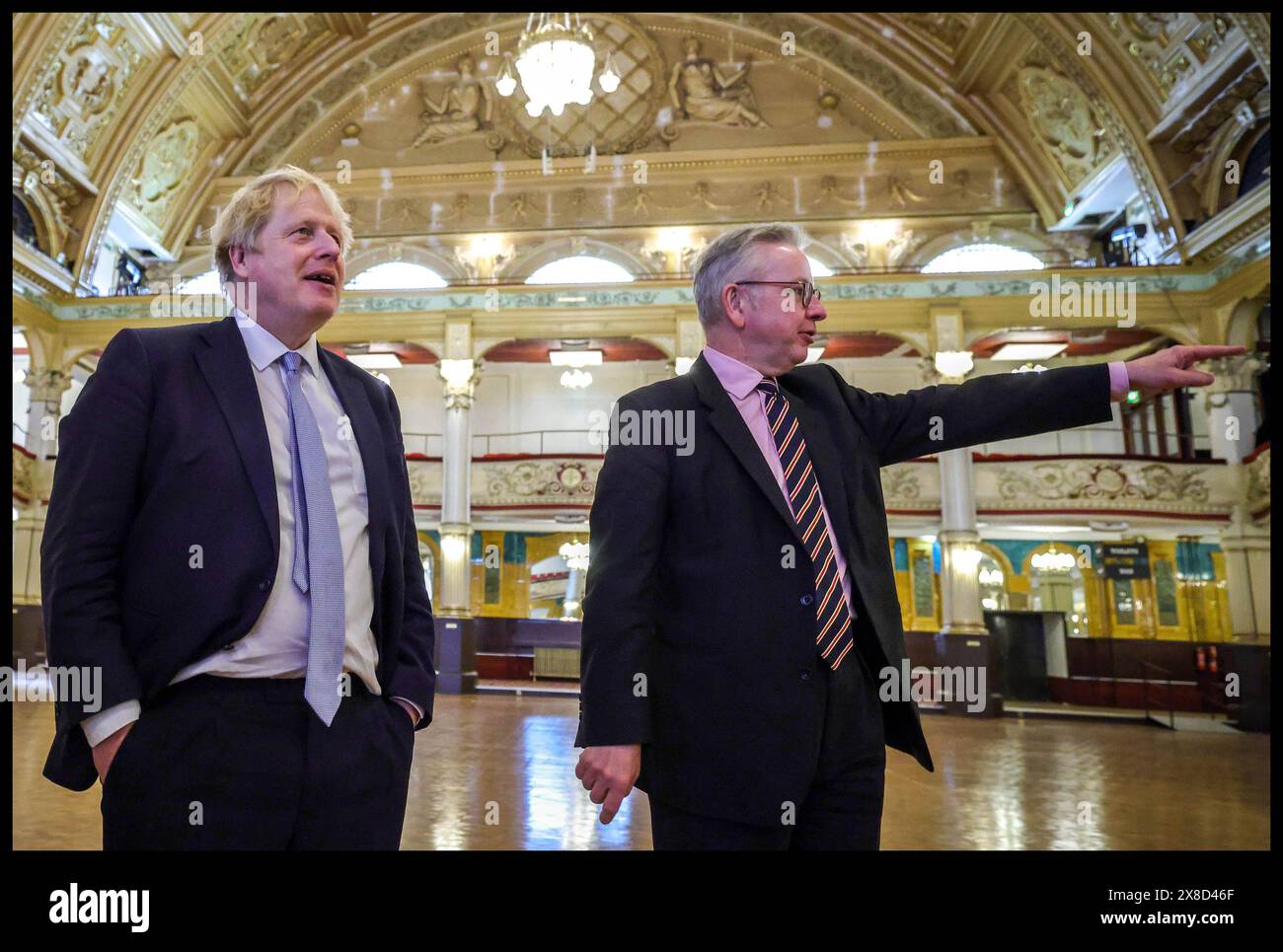 Blackpool, Regno Unito. 3 febbraio 2022. Immagine © concessa in licenza a Parsons Media. 03/02/2022. Blackpool, Regno Unito. Il primo ministro Boris Johnson fa visita a Blackpool. Il primo Ministro Boris Johnson accompagnato dal Segretario di Stato per il livellamento, gli alloggi e le comunità; il Ministro delle relazioni intergovernative Michael Gove si reca a Blackpool e Bolton per celebrare il lancio del Libro bianco Levelling Up. Qui si visita il Winter Gardens Conference Centre. Foto di Credit: andrew parsons/Alamy Live News Foto Stock