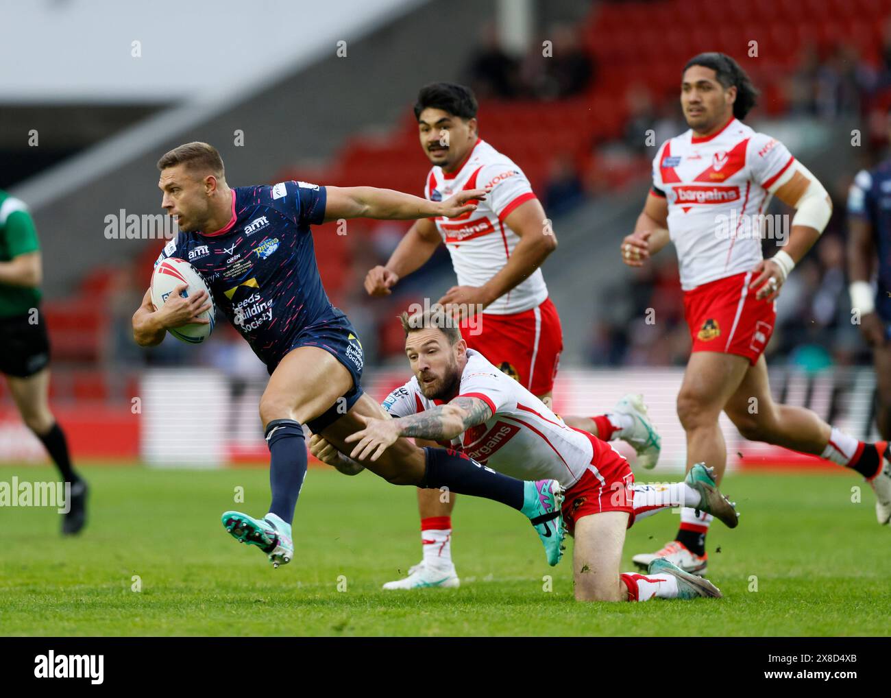 Matty Russell e Saint Helens Daryl Clark di Leeds Rhino durante il Betfred Super League match al Totally Wicked Stadium, St. Helens. Data foto: Venerdì 24 maggio 2024. Foto Stock