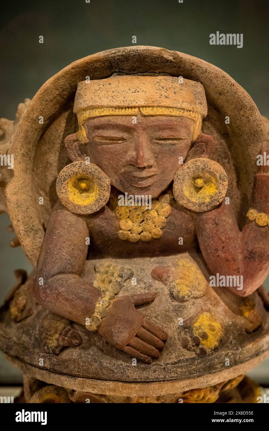 Censura con conchiglia e persona, periodo classico, Museo del vetro precolombiano e moderno, Chiesa e Monastero di Santo Domingo, Antigua, Guatemala Foto Stock